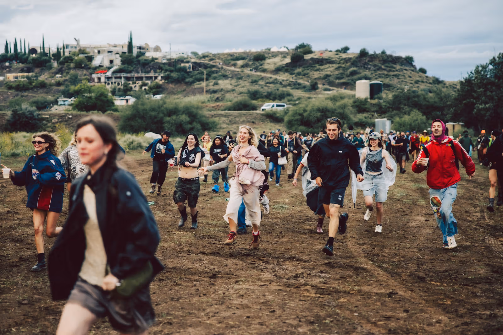 Lorde เปิดการแสดงที่โบสถ์กลางทะเลทราย ก่อน FORM Arcosanti ต้องจบลงก่อนกำหนดเพราะพายุฝนถล่ม