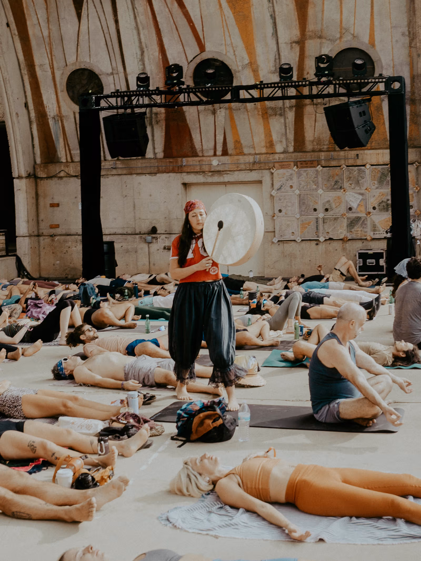 Lorde เปิดการแสดงที่โบสถ์กลางทะเลทราย ก่อน FORM Arcosanti ต้องจบลงก่อนกำหนดเพราะพายุฝนถล่ม