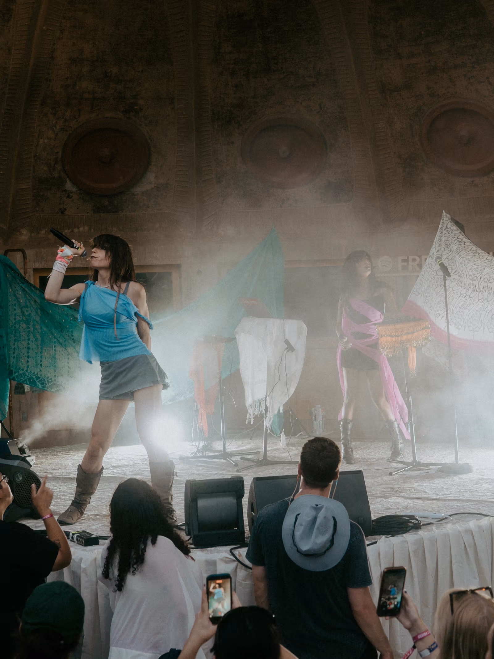 Lorde เปิดการแสดงที่โบสถ์กลางทะเลทราย ก่อน FORM Arcosanti ต้องจบลงก่อนกำหนดเพราะพายุฝนถล่ม