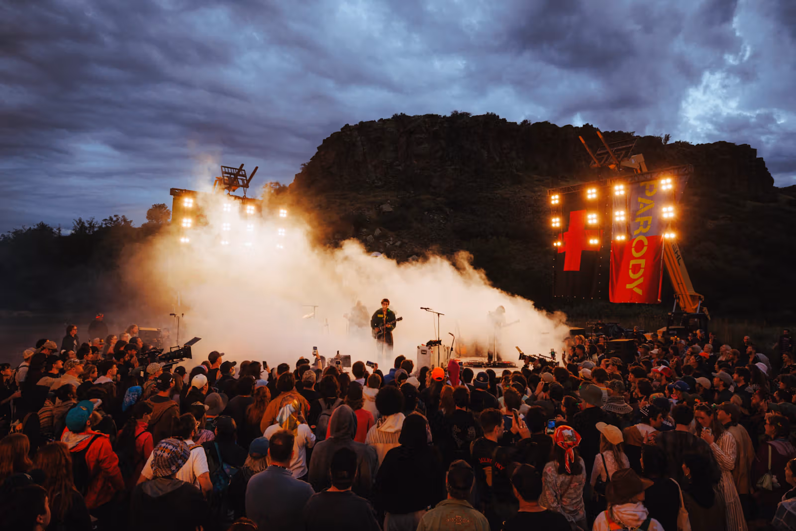 Lorde เปิดการแสดงที่โบสถ์กลางทะเลทราย ก่อน FORM Arcosanti ต้องจบลงก่อนกำหนดเพราะพายุฝนถล่ม