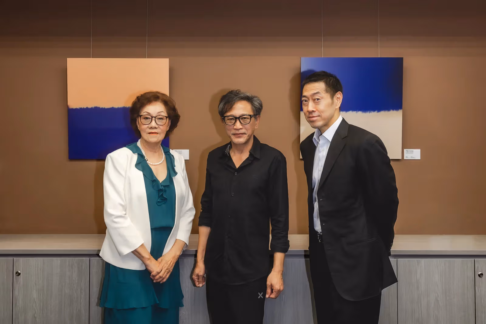 HSH Group executives pose with artist Lee Kuo-Min