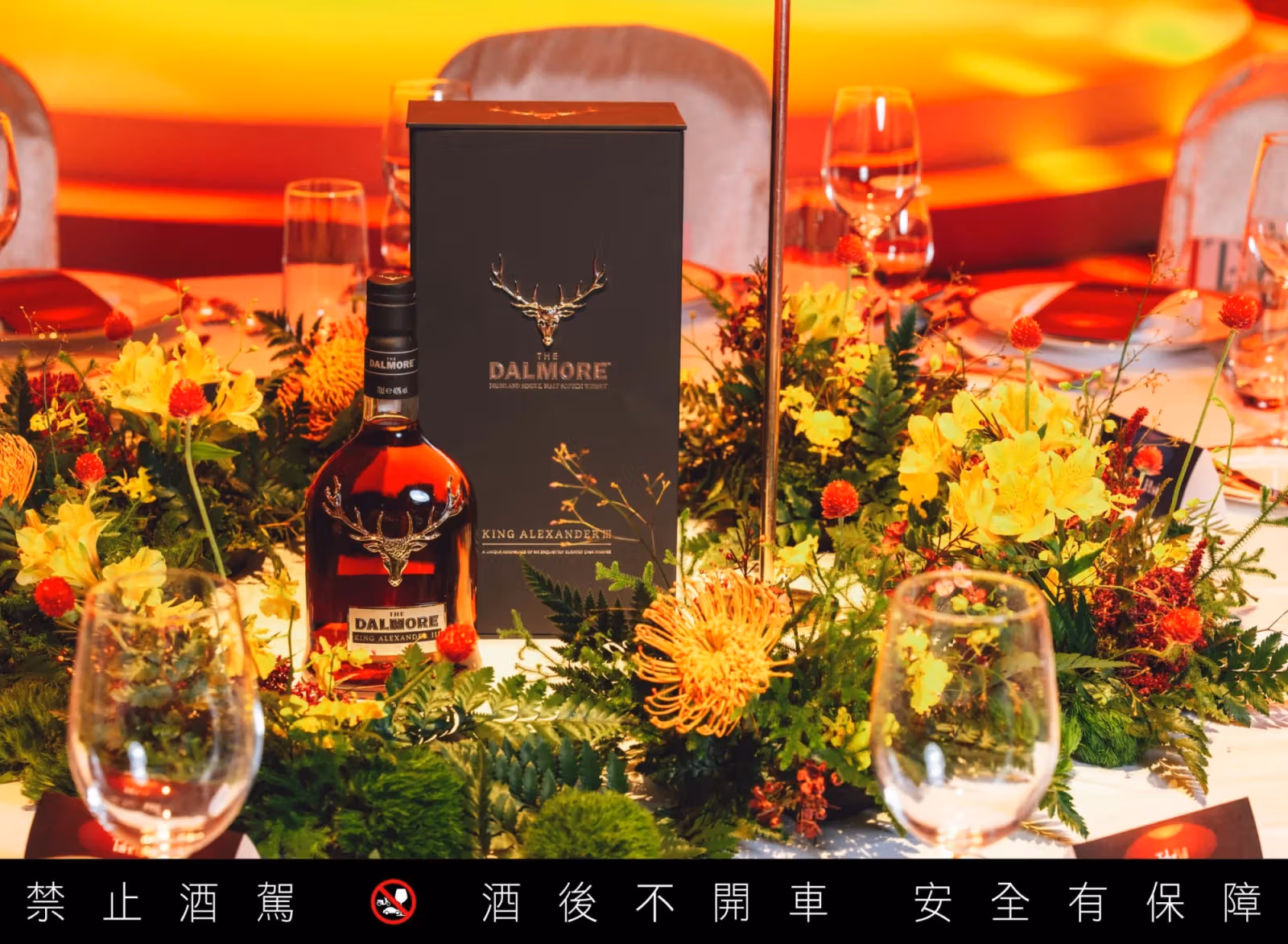 琥珀色威士忌盛於杯中特寫