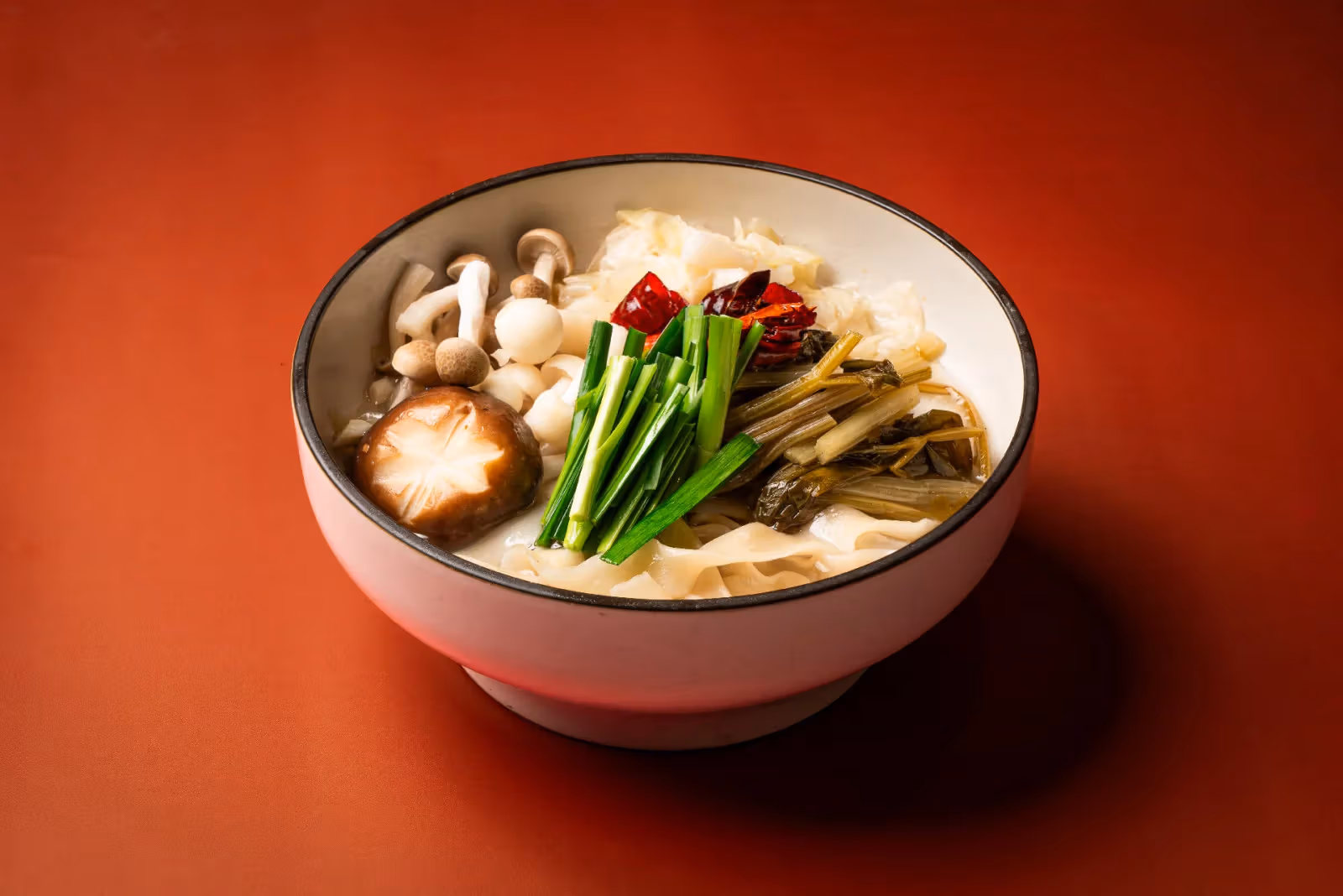 ภาพอาหารบะหมี่เจียงสุ่ยเห็ดป่าฉินเซียง