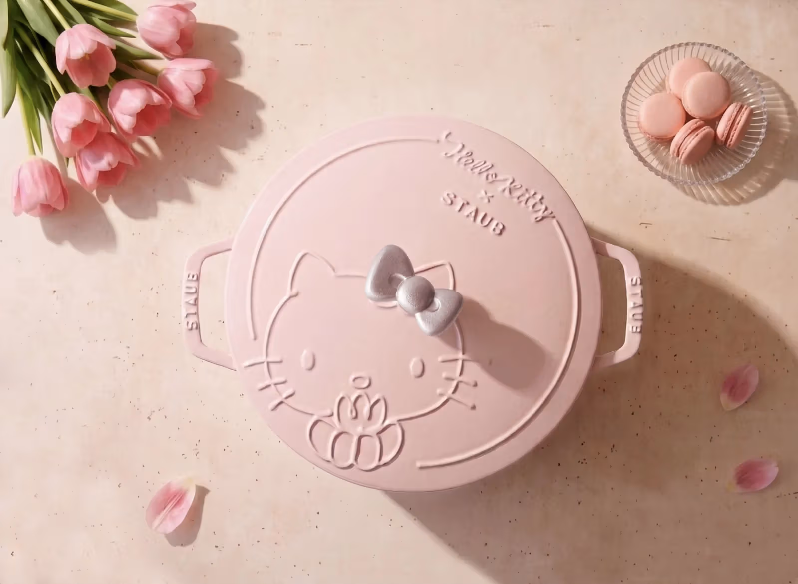 STAUB x ハローキティのコラボシリーズ、ピンクのクリーム色を基調とした配色