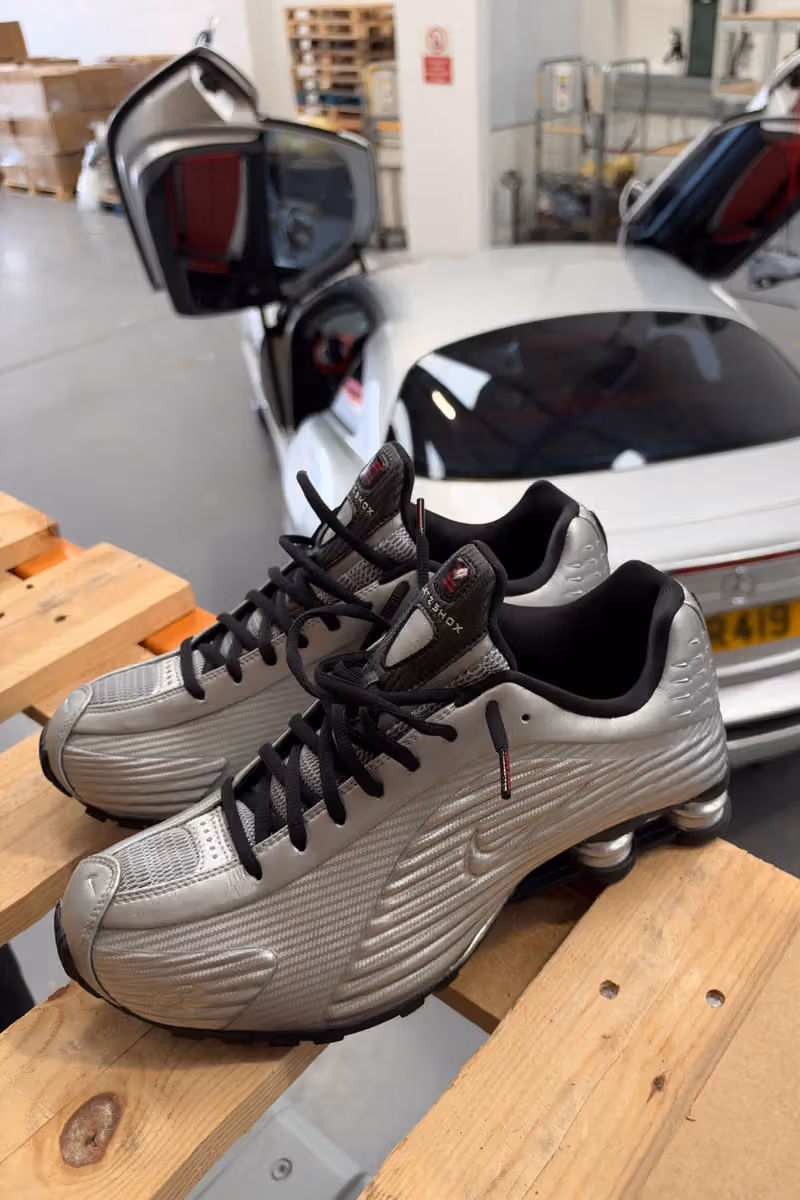 รองเท้า Shox R419 สีเงินมุมด้านข้างและแท่งเสาส้นเท้า