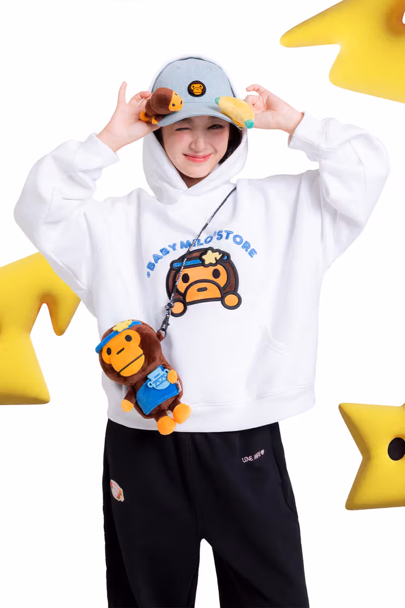 화이트 상의와 퍼 소재 소품 코디