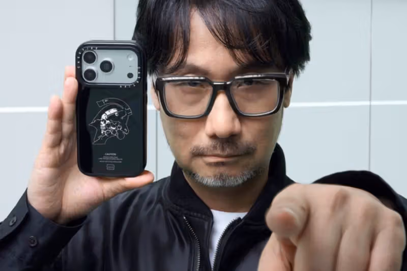 コラボスマホケースを手にする小島秀夫氏