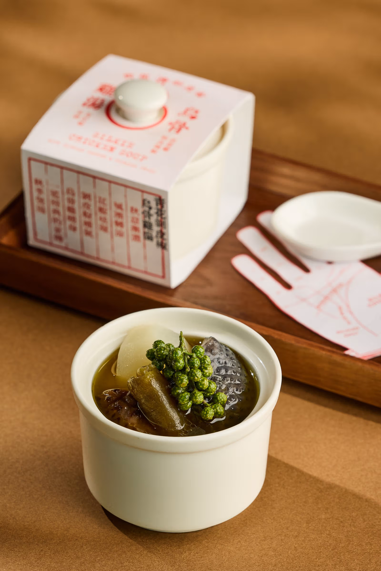 完成した青と白の皮をむいたペッパー烏骨鶏のスープ
