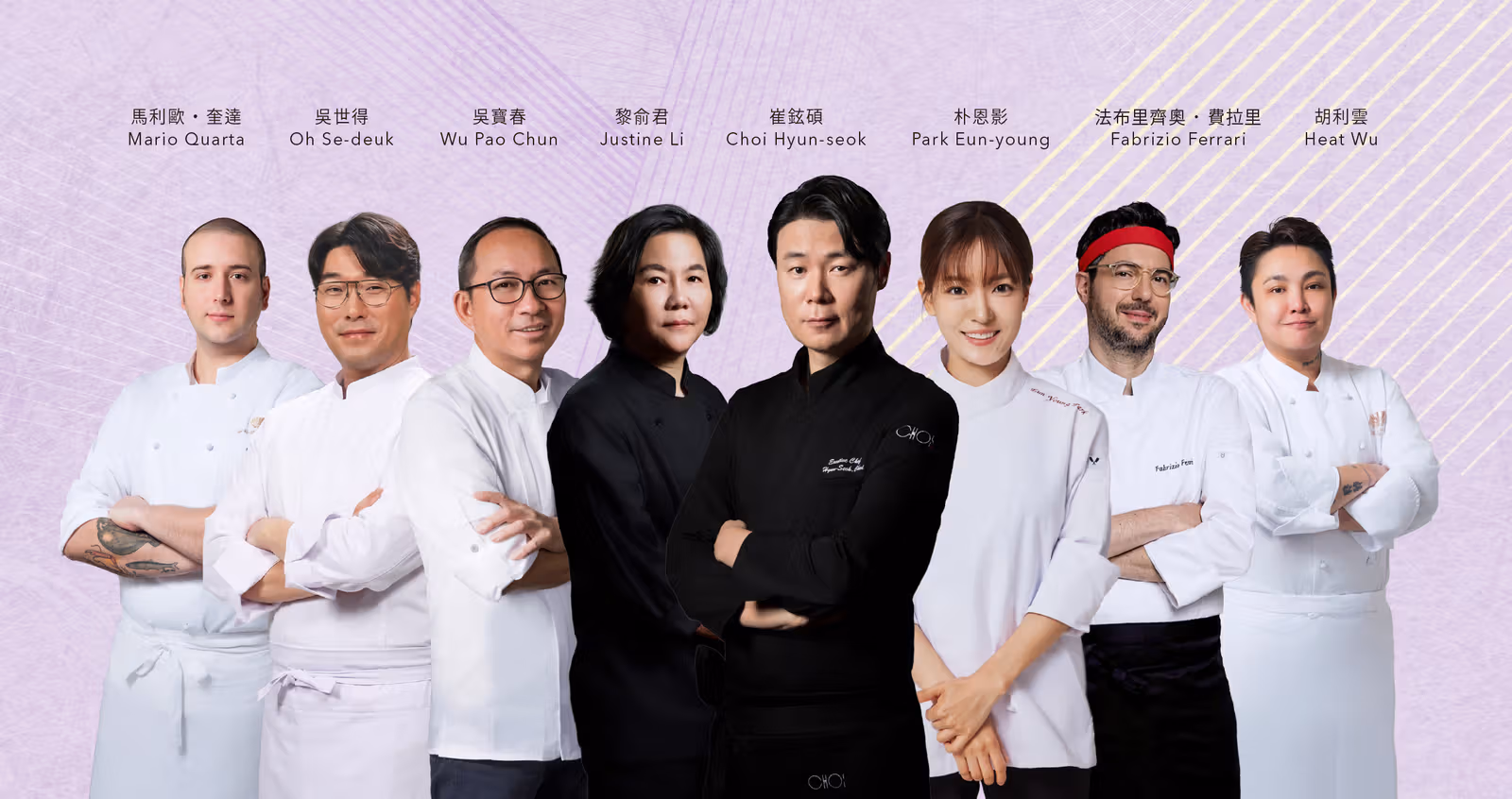 행사장에서 많은 셰프들이 사진을 찍는다