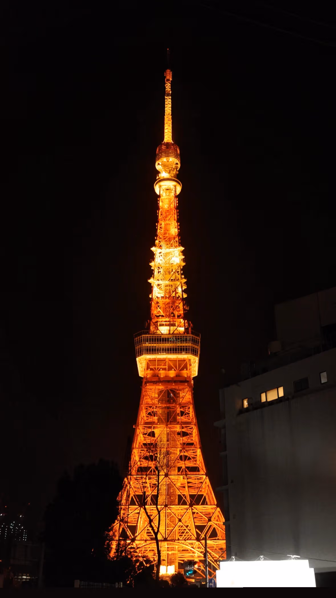 ภาพถนน Azabudai Hills กำลังเดินไปสวนสาธารณะ Shiba