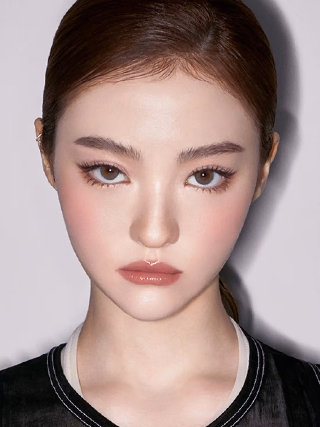 걸그룹 스타일의 아이메이크업과 블러셔 힌트