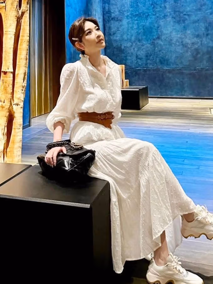 Sharon Hsu สวมเสื้อเชิ้ตและกางเกงขายาว