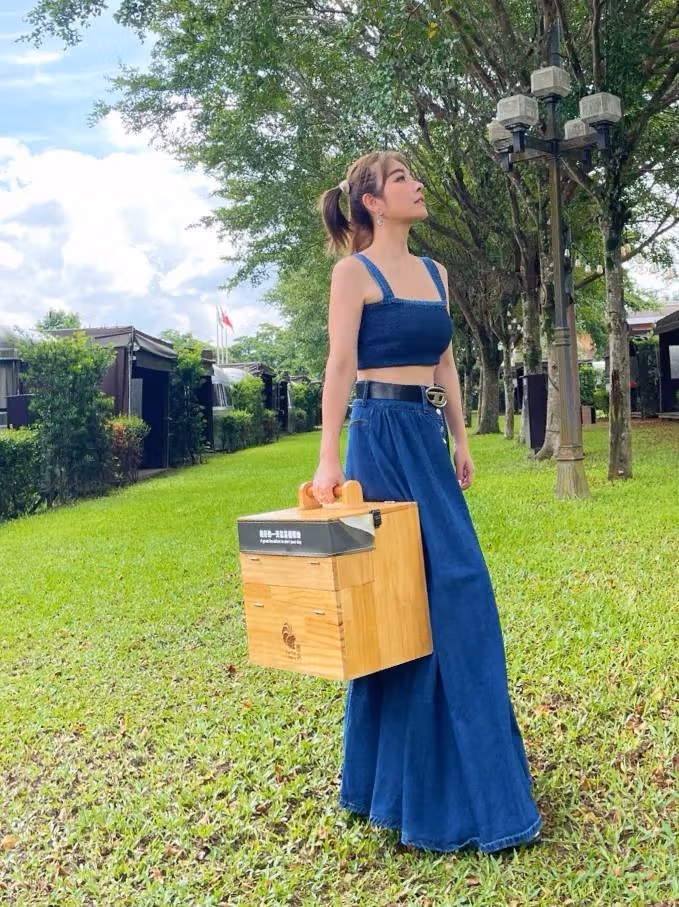 สไตล์การแต่งตัวสีน้ำเงินของ Sharon Hsu