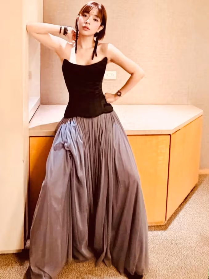 Sharon Hsu ใส่เสื้อสีดำกับกางเกงขายาวขากว้าง
