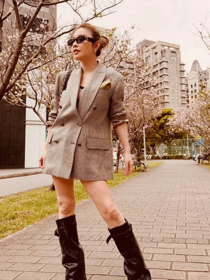 Sharon Hsu สวมแจ็กเก็ตสูทกับรองเท้าบูท