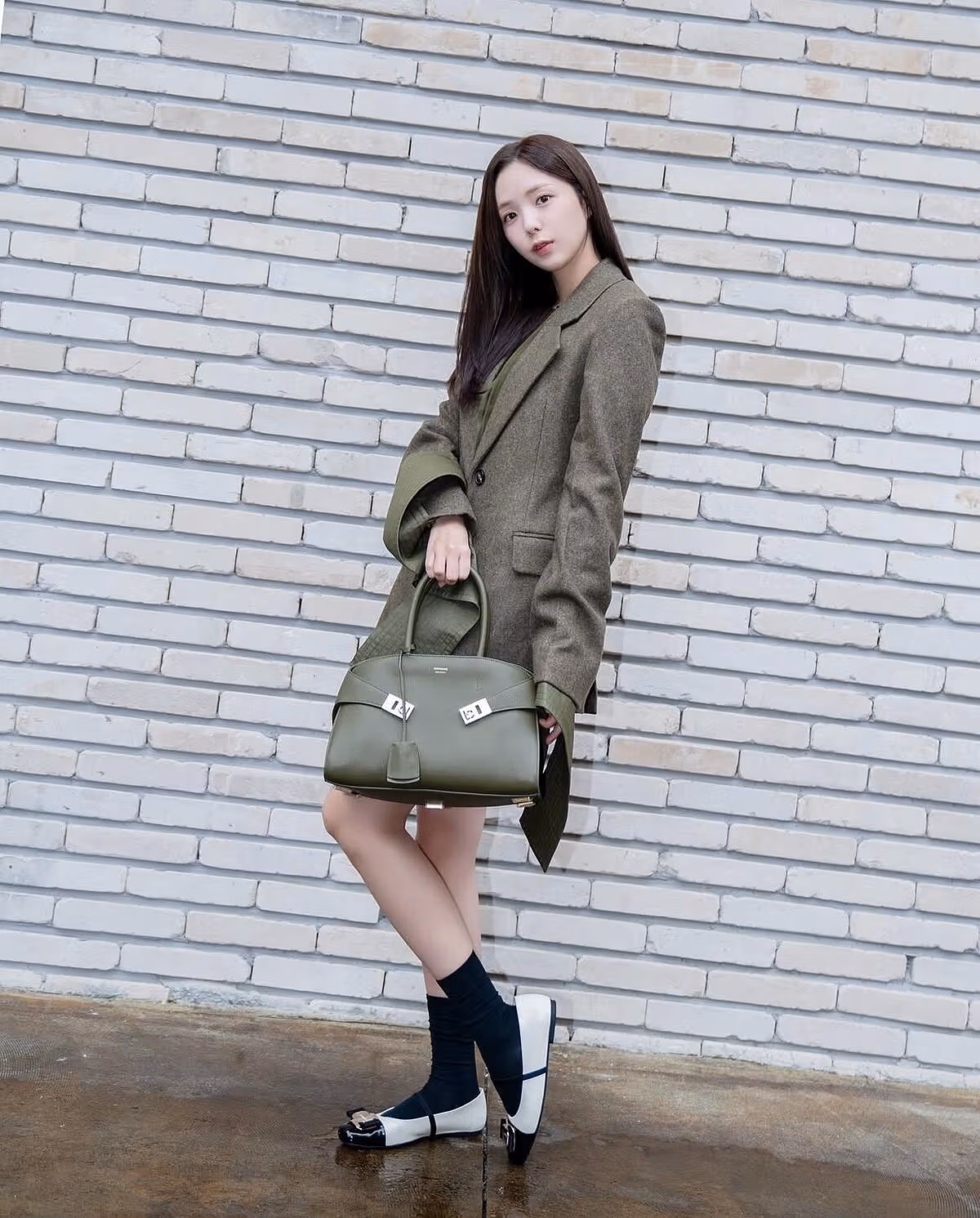 채수빈은 재킷과 숄더백을 매치했다.