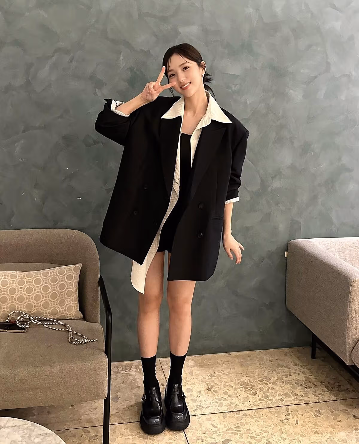 채수빈의 다크 수트와 부츠