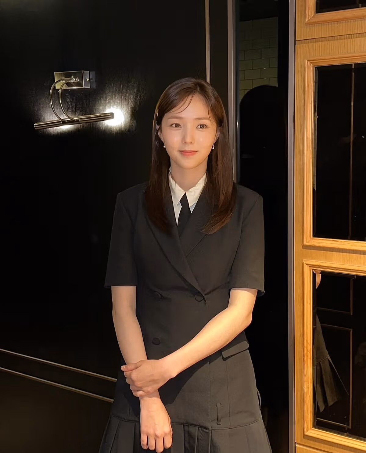 채수빈의 슈트와 조끼 매칭