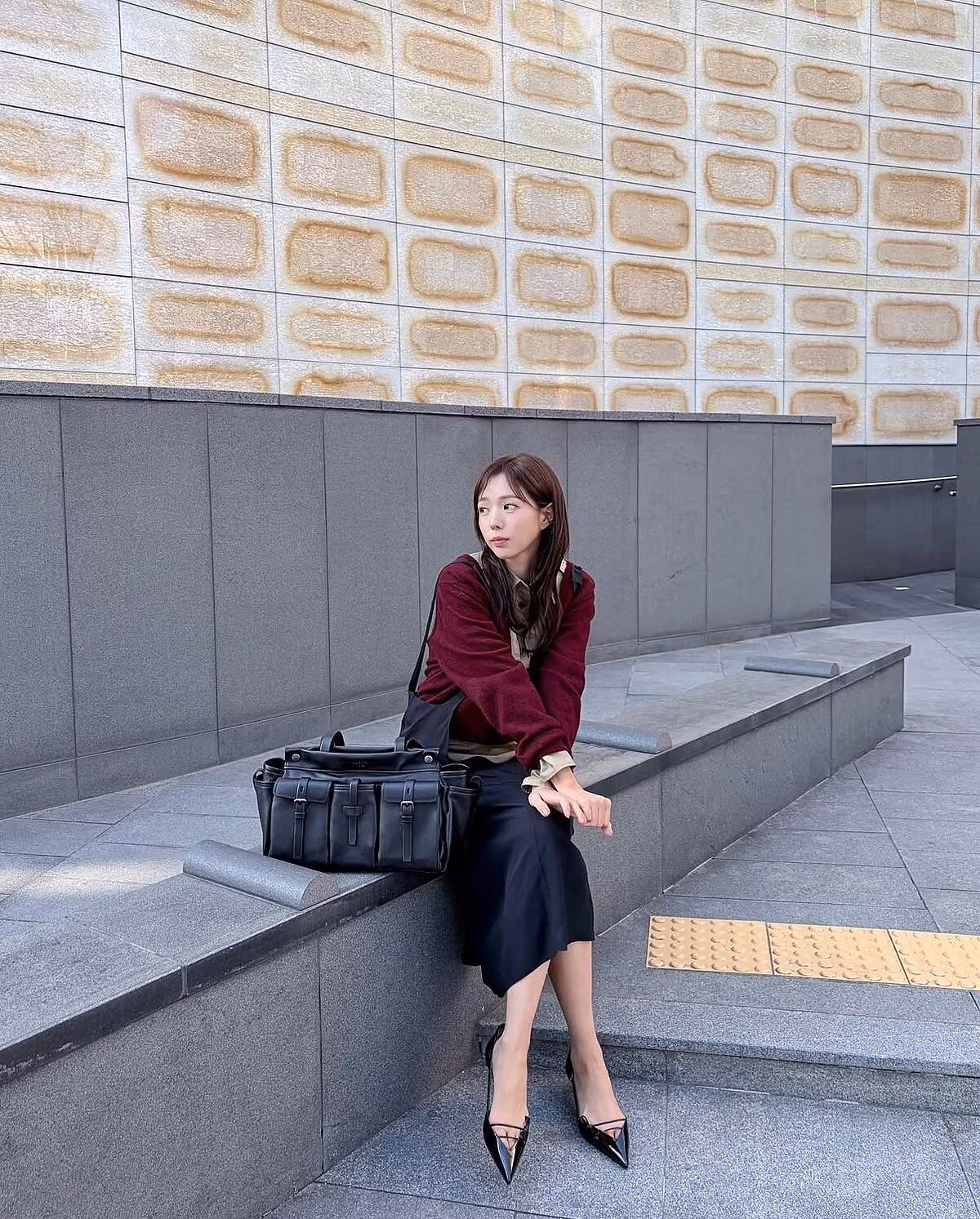 버건디 재킷으로 멋을 낸 채수빈