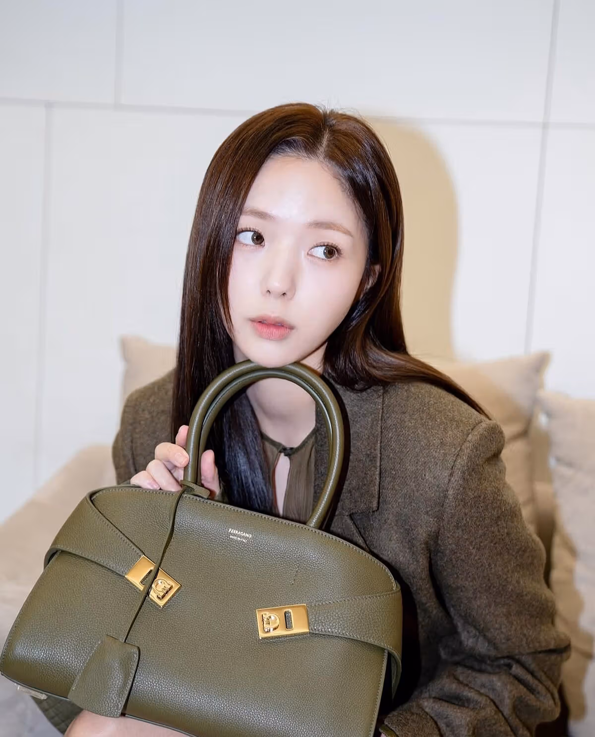 채수빈의 숄더백 매칭
