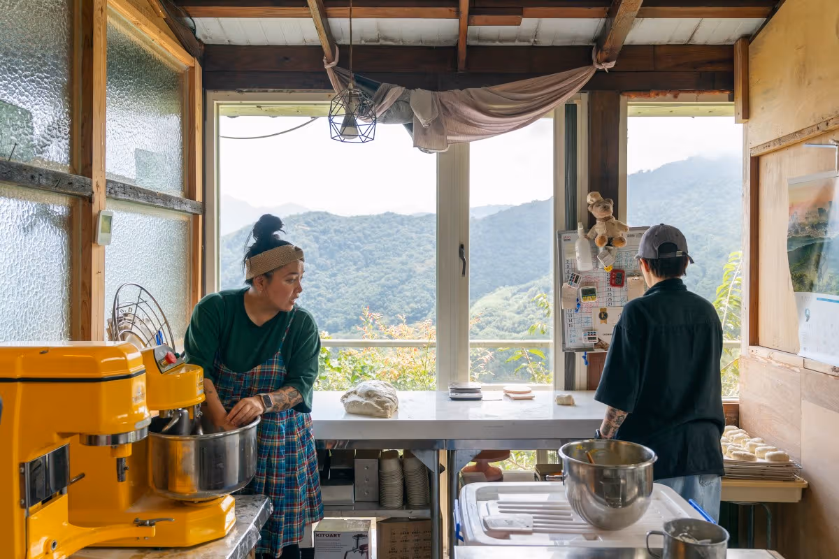 Savi与Yawu分工制作面包