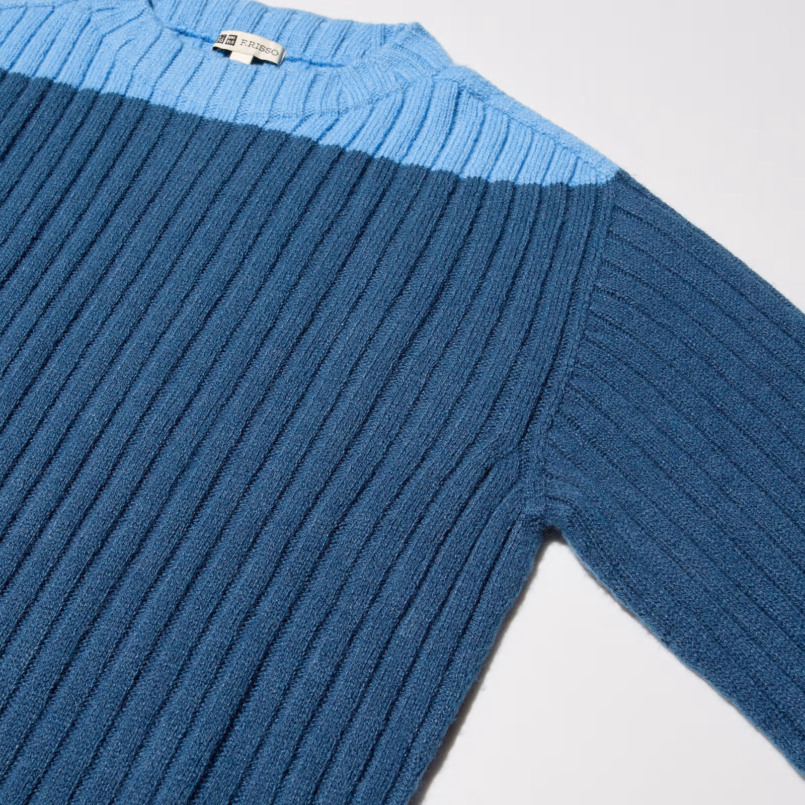 รายละเอียดข้อต่อสองสี UNIQLO F.RISSO