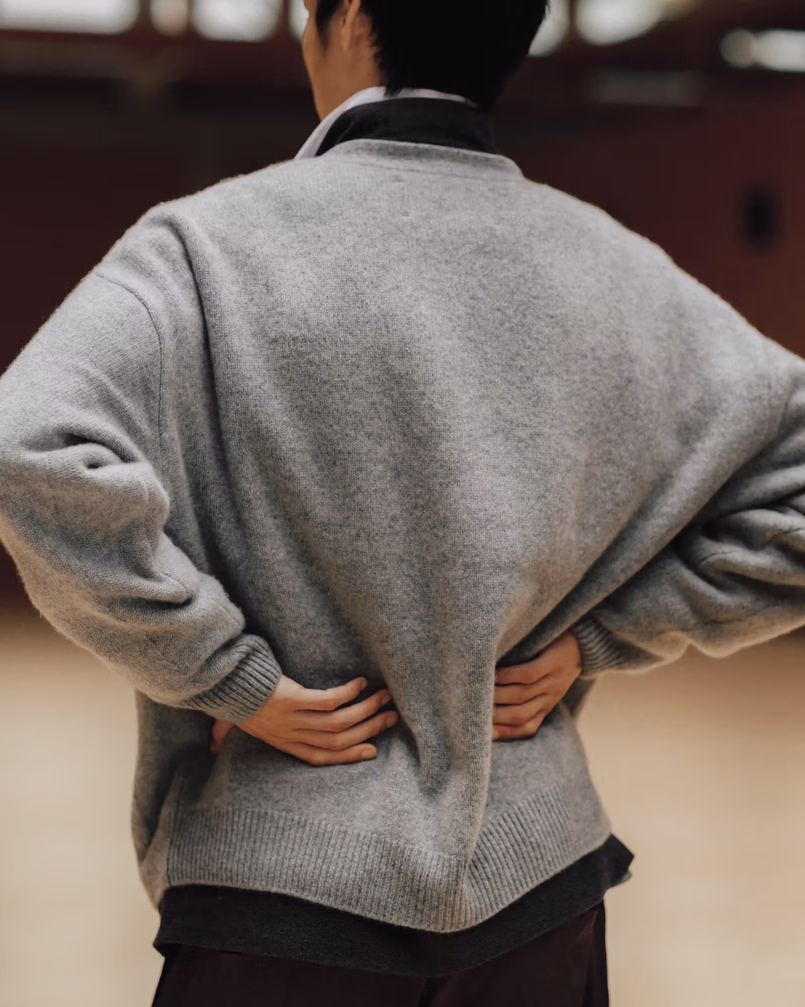 グレー ニット トップ バック プロファイル