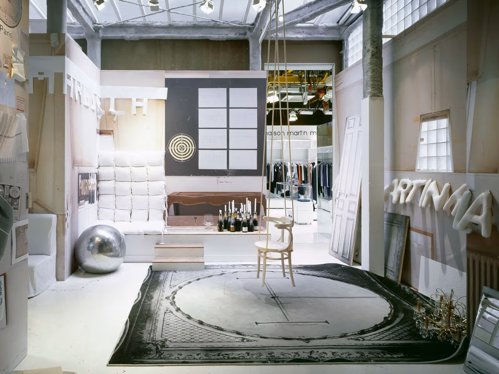 พื้นที่จัดเก็บของ Maison Margiela และโครงสร้างพื้นทรงกลม