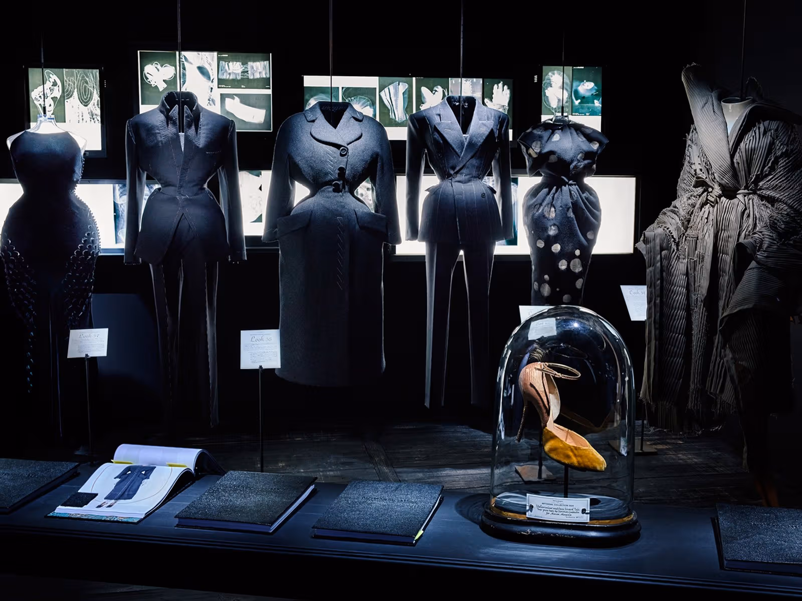 การจัดแสดงเสื้อผ้าและวัตถุในเอกสารสำคัญของ Maison Margiela