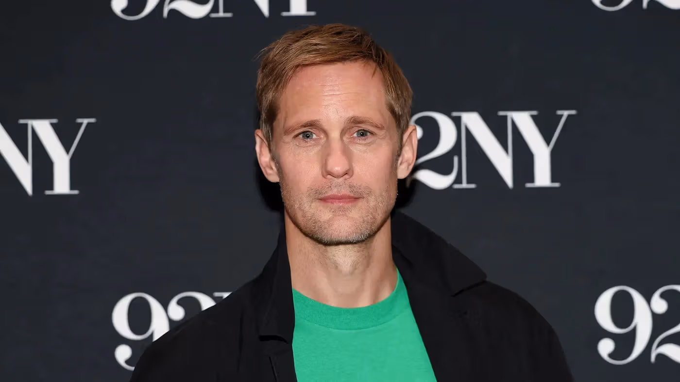 Alexander Skarsgård再穿Converse：薄底帆布鞋，如何与宽裤和外套重新配对？