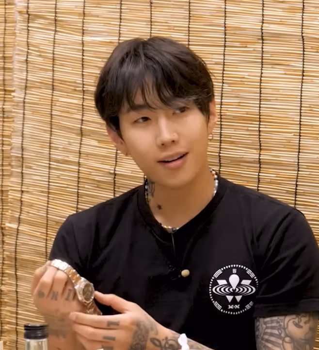 ปาร์ค แจบอมและนาฬิกาของเขาในรายการสาธารณะ