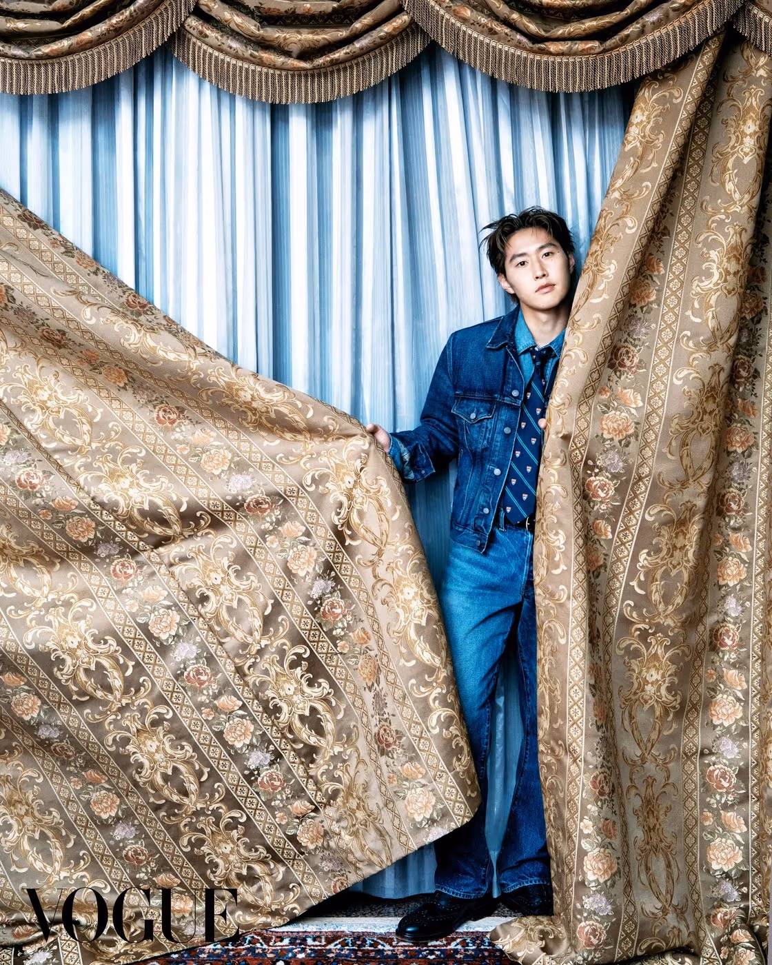 Li Gangren’s denim outfit