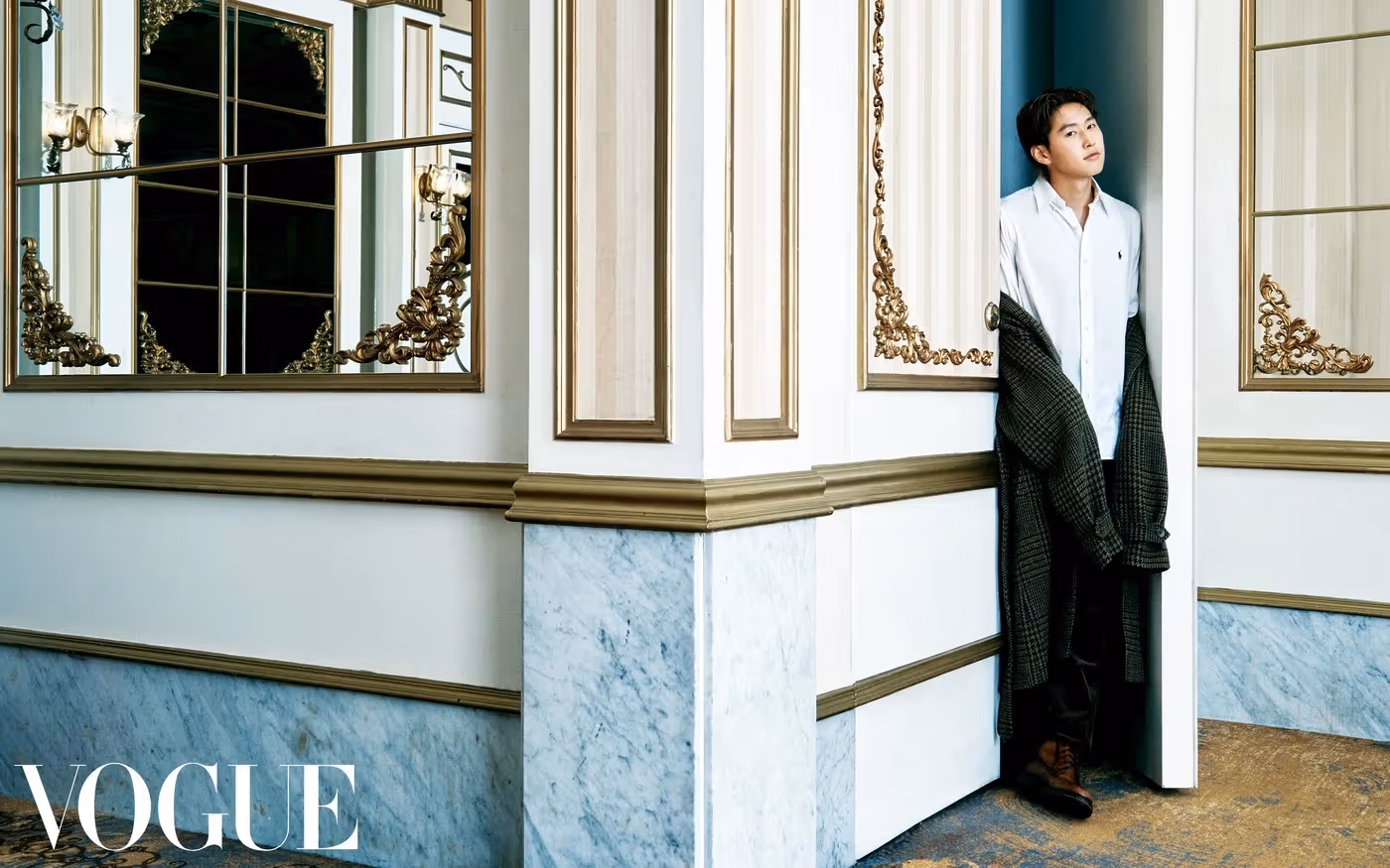 Li Gangren’s white shirt and dark trousers