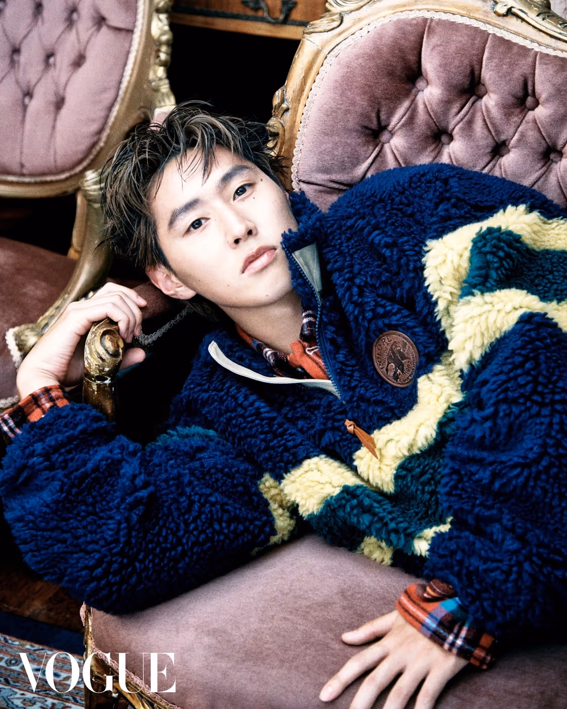 Li Gangren’s dark knitted look