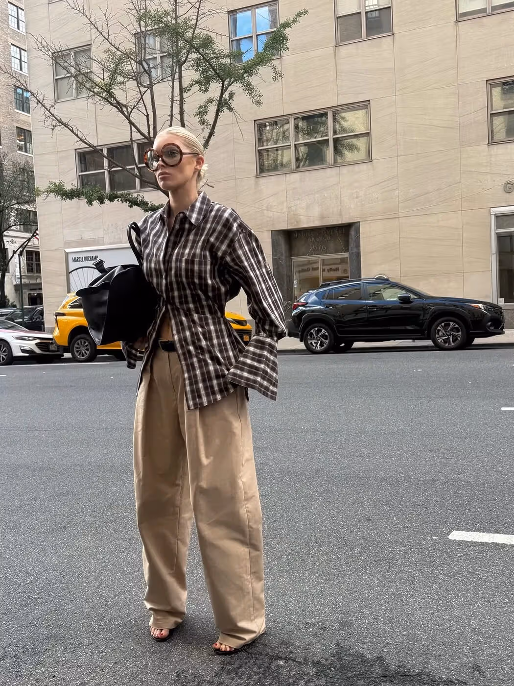 チェック柄シャツとベージュパンツ