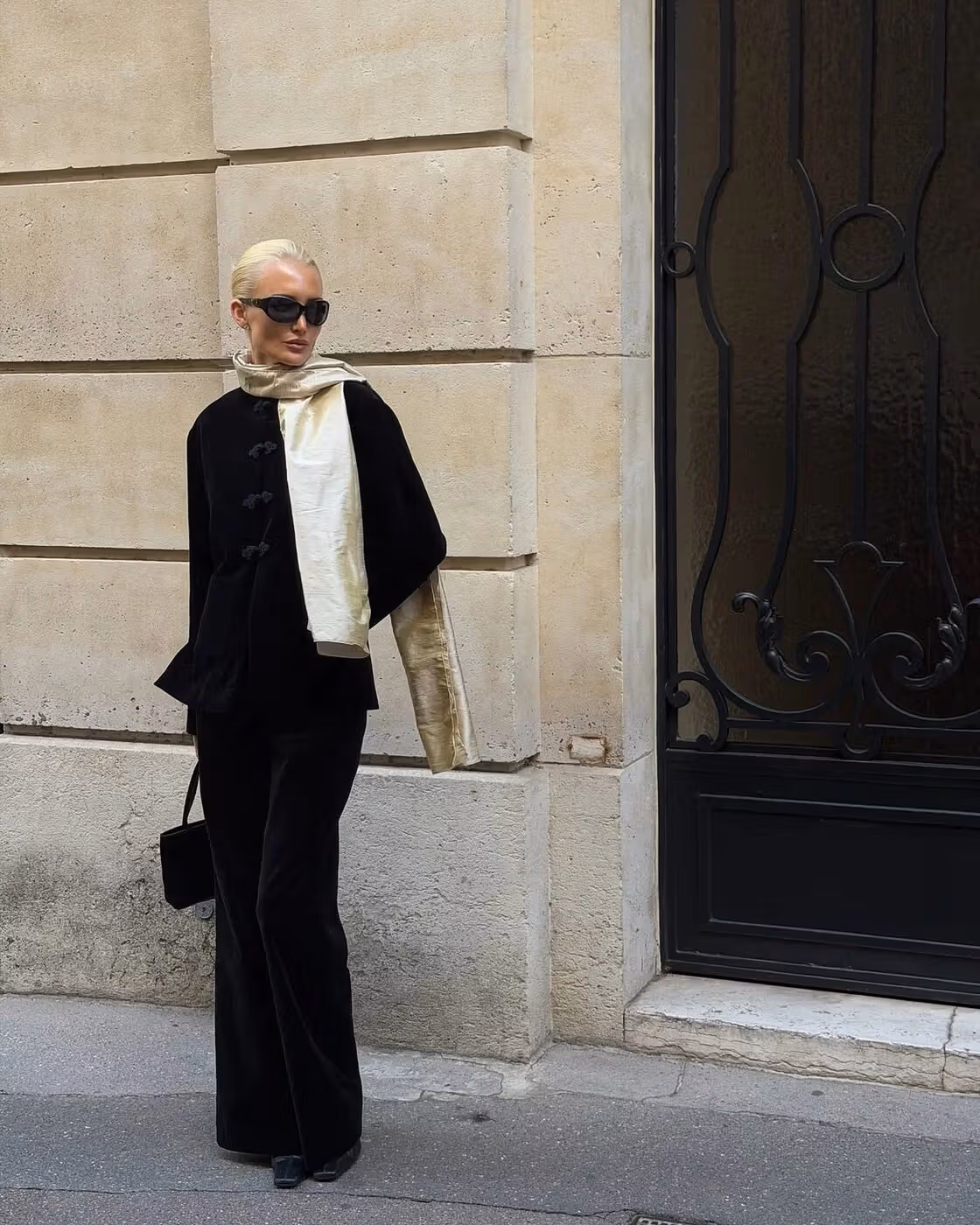 Long buttoned jacket with wide pants