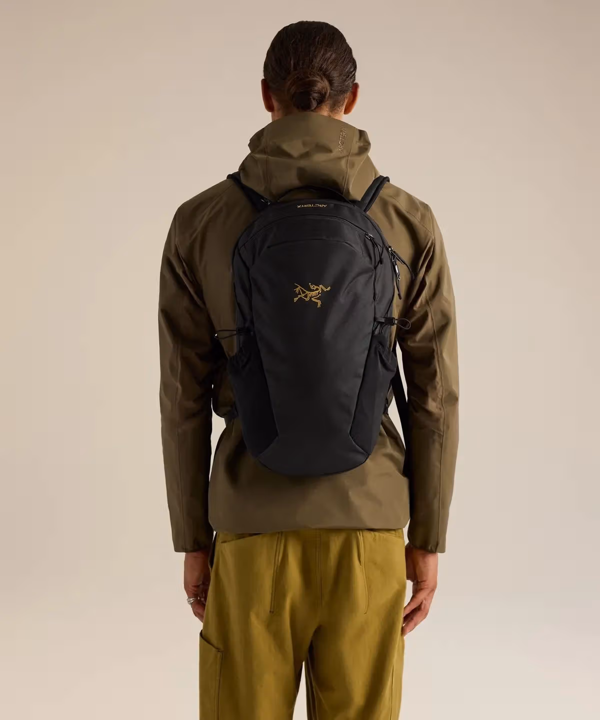 Arc’teryx Mantis 16 สวมหลัง