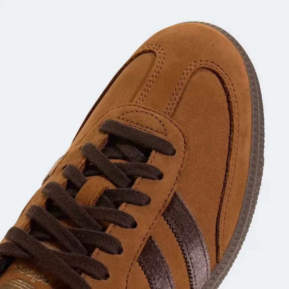 adidas Samba OG换上咖啡棕：Dusky Bronze、Aurora Coffee与胶底，重点在表面与比例