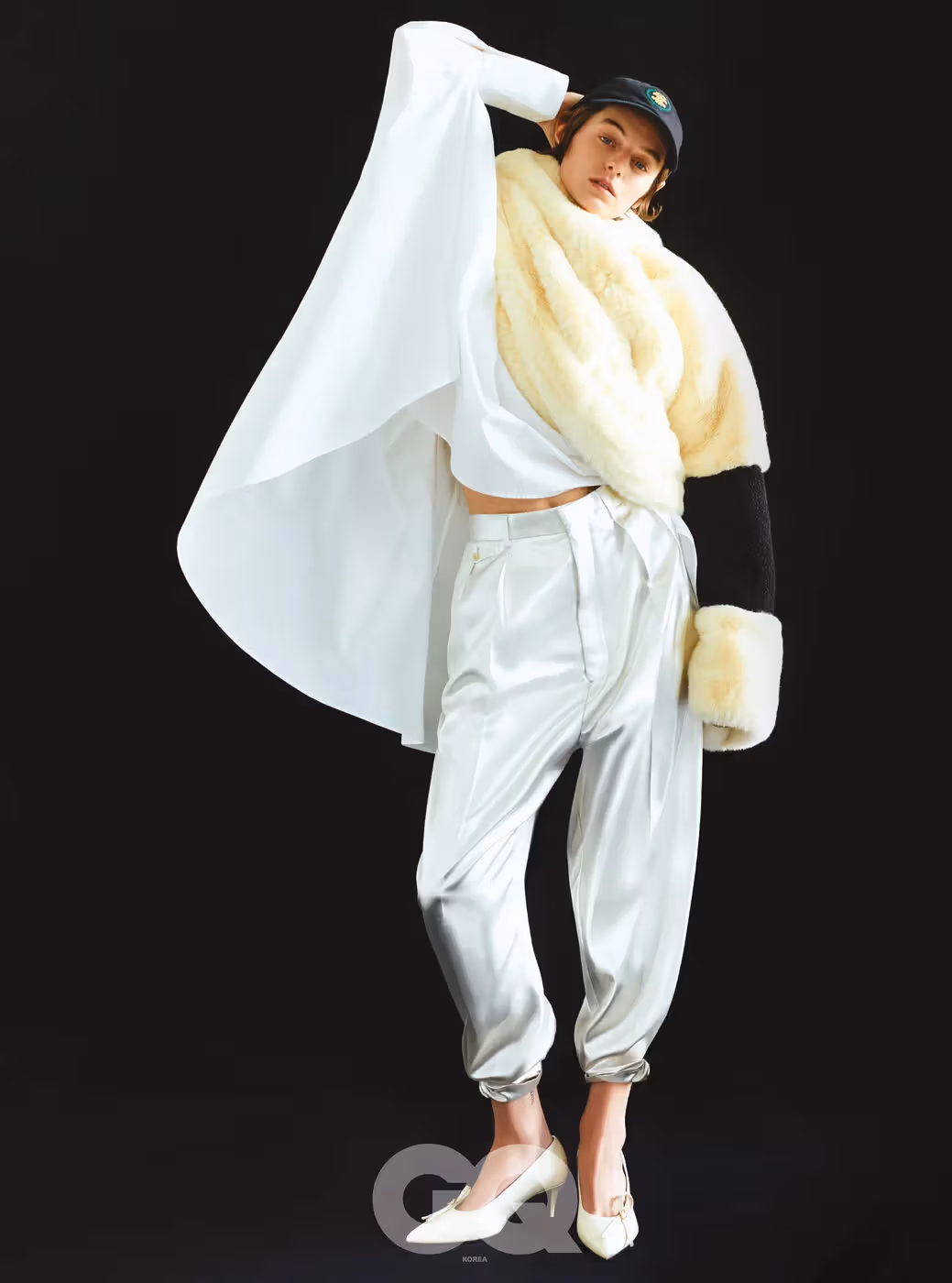 エマ・コリンの服装と体の動き