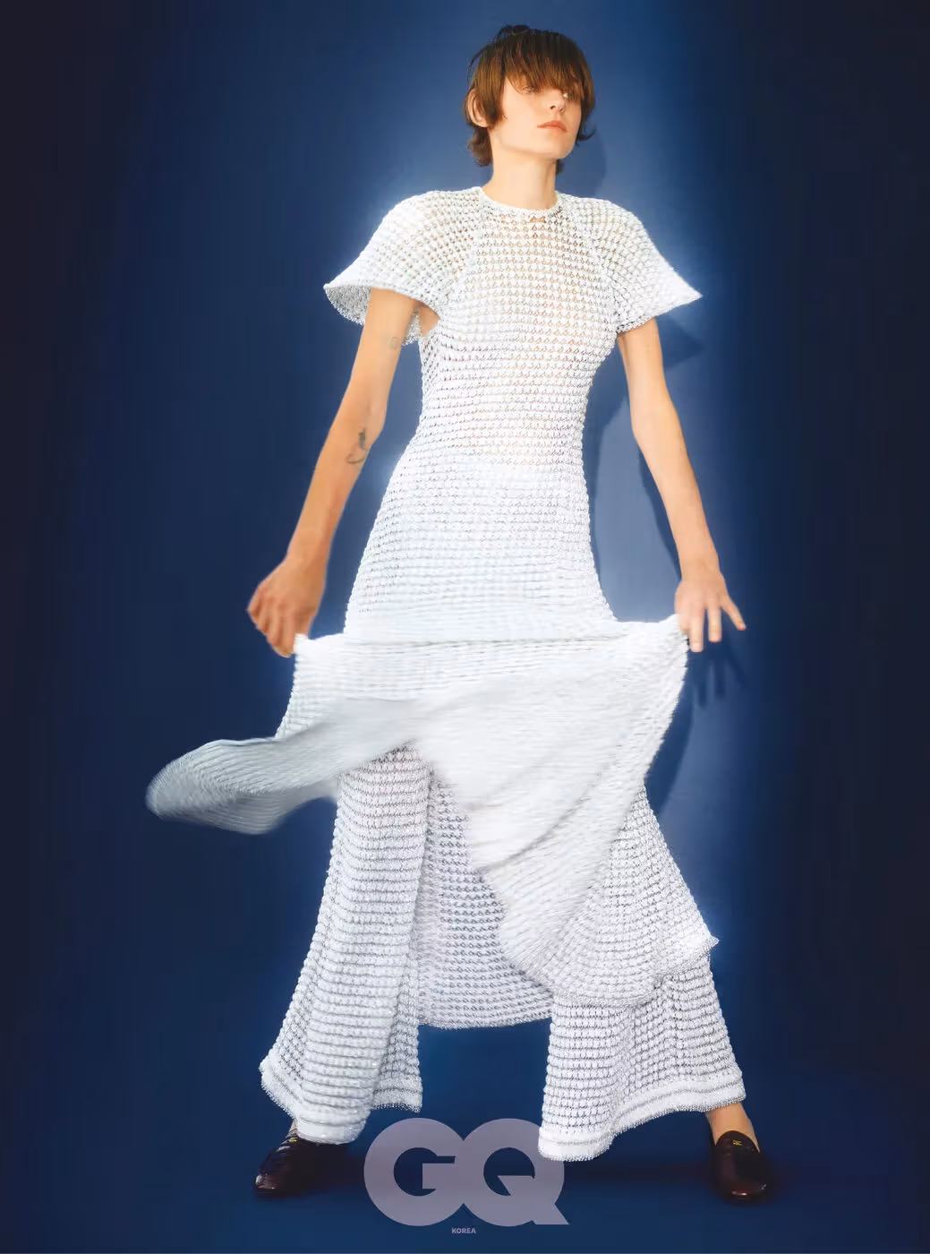 エマ・コリンの白いCELINEの服のシルエット