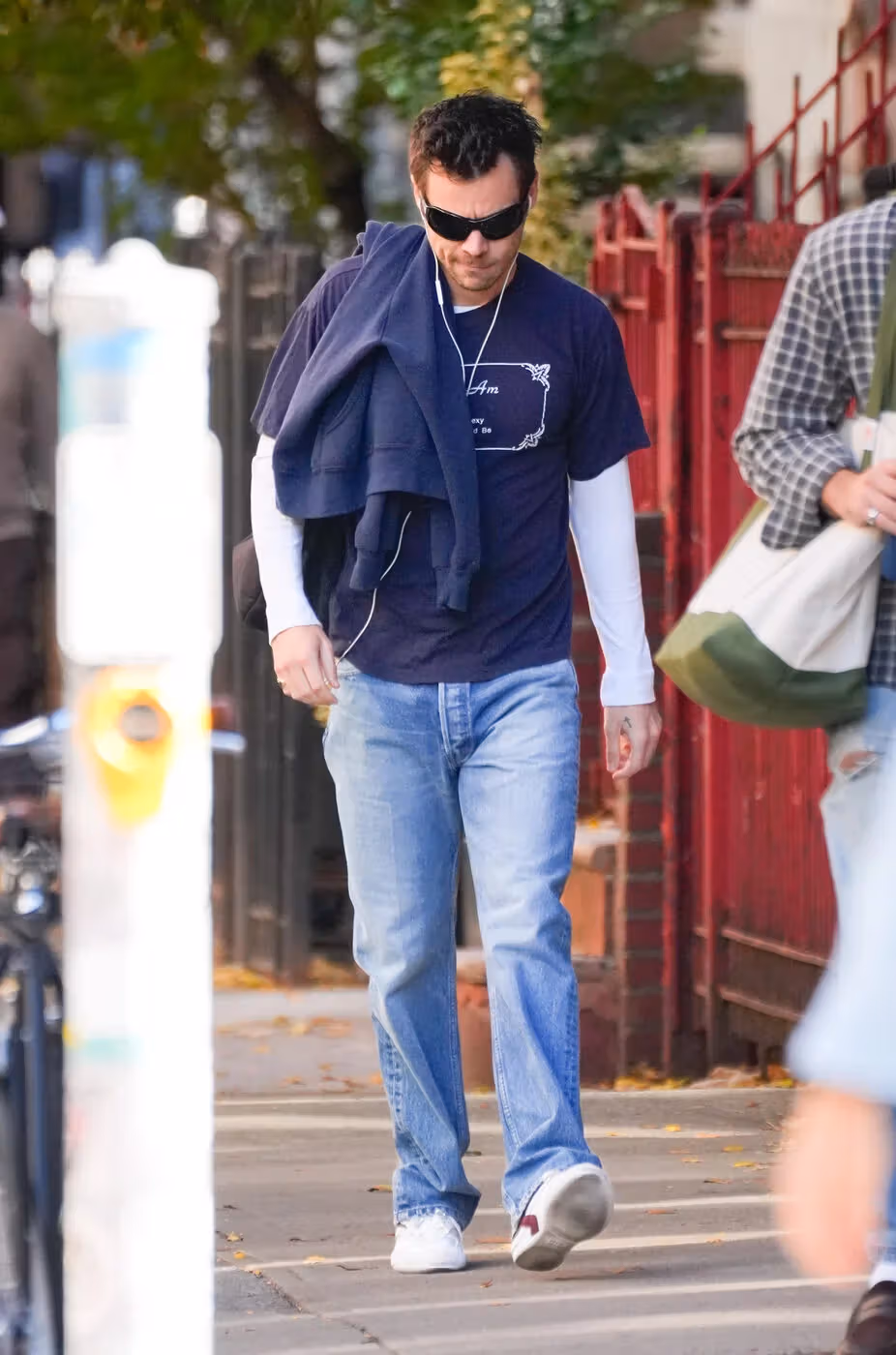 ผ้ายีนส์ขากว้างของ Harry Styles และรองเท้า Miu Miu