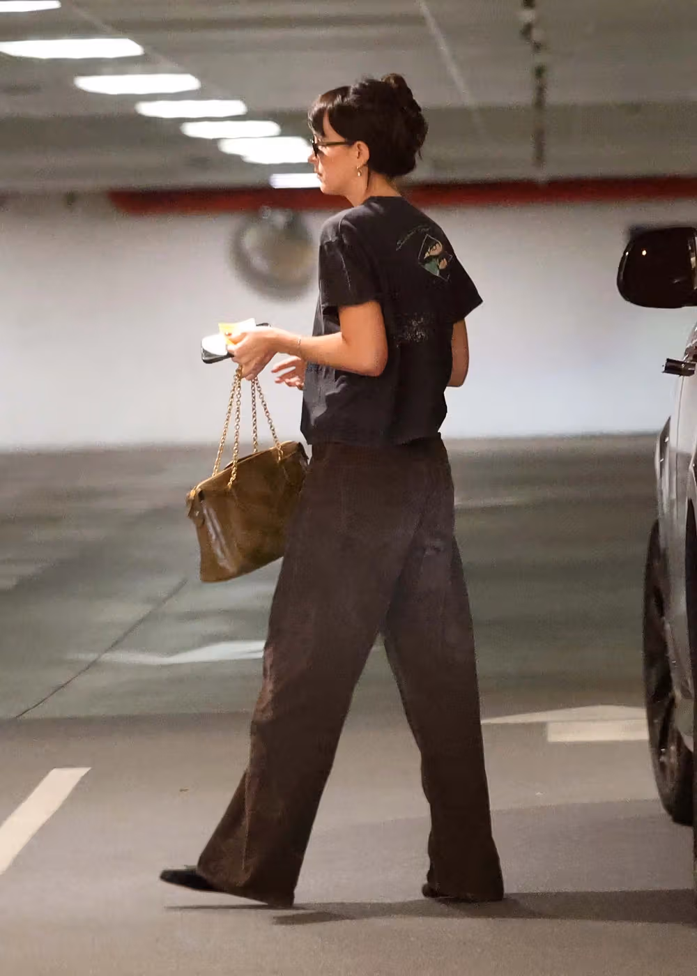 Dakota Johnson’s brown trousers and flat shoes proportions