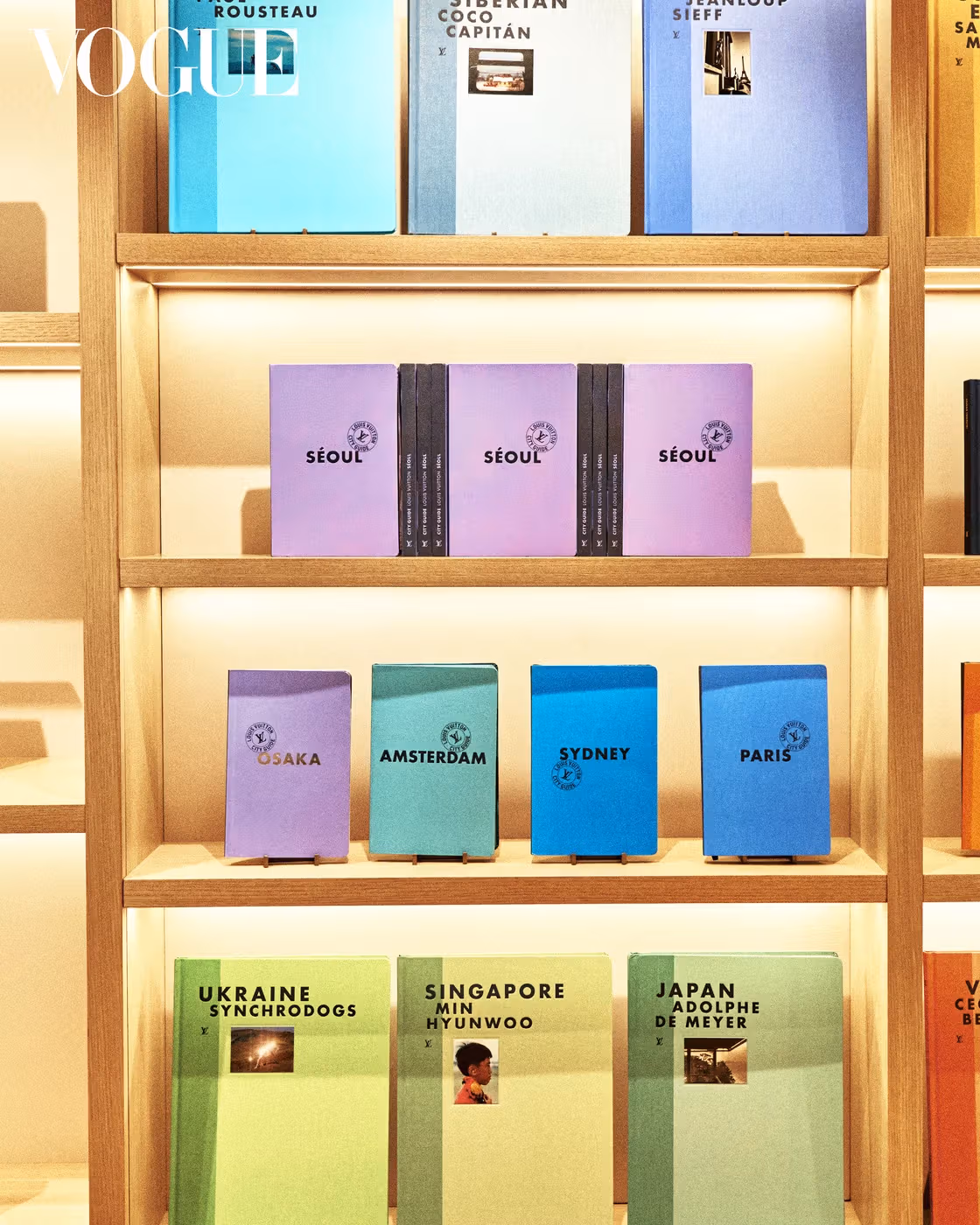 การจัดแสดงหนังสือและสิ่งของต่างๆ ที่ร้าน Louis Vuitton Seoul Dosan