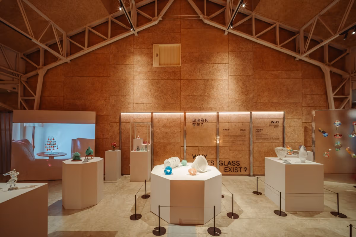 展示会場でのガラス作品の展示