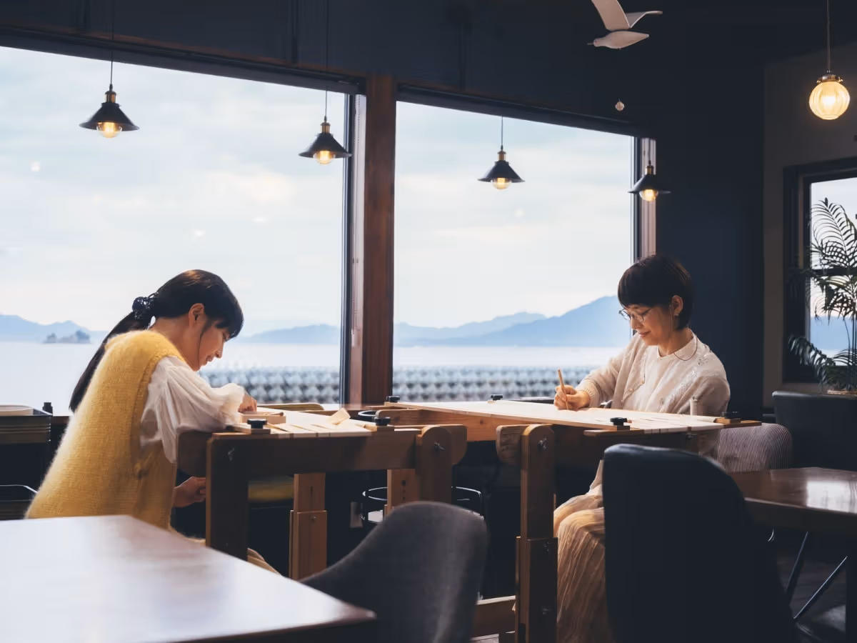 The coffee shop scene facing the sea in the movie