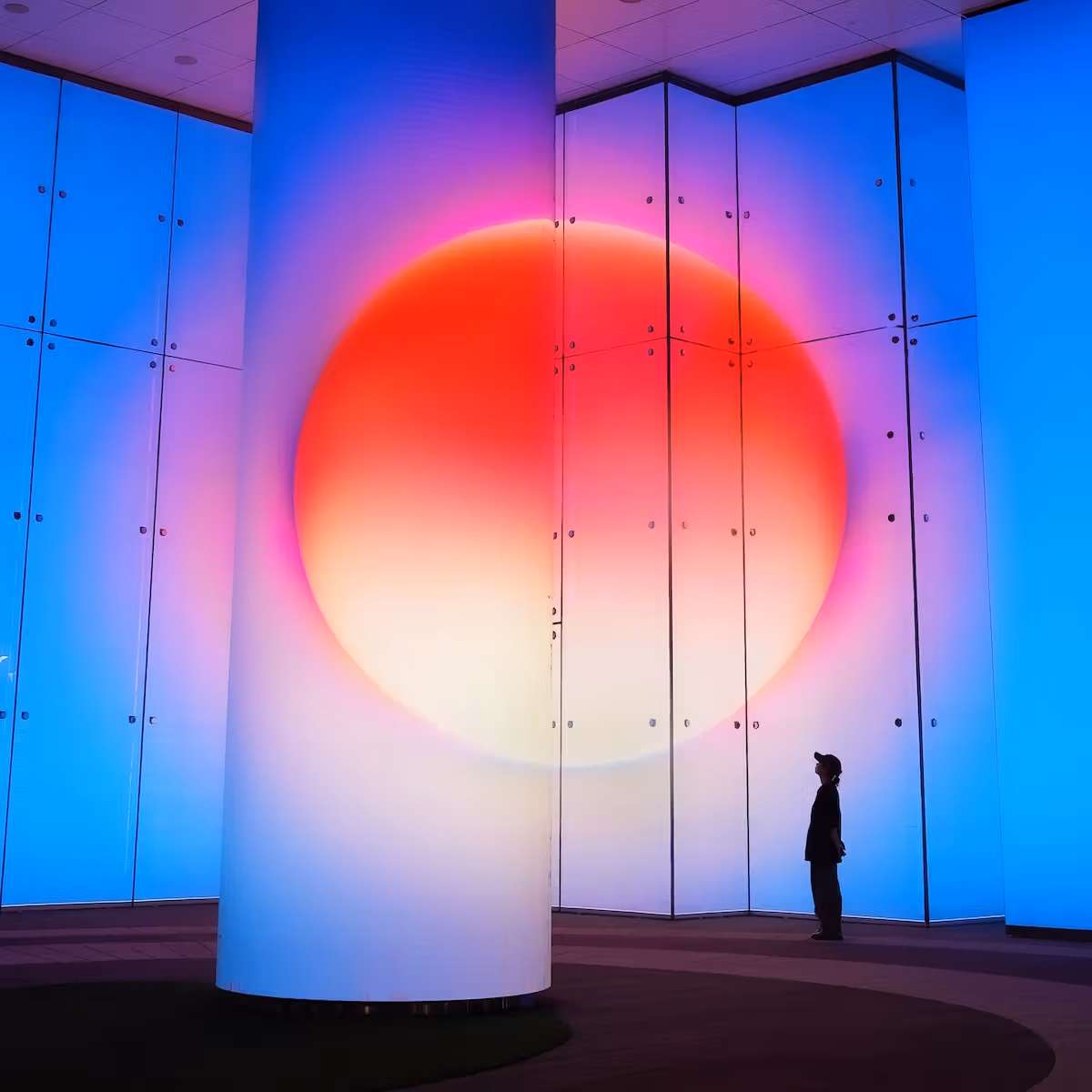 LED光廊與日月圖像，構成可步入的夜間場景