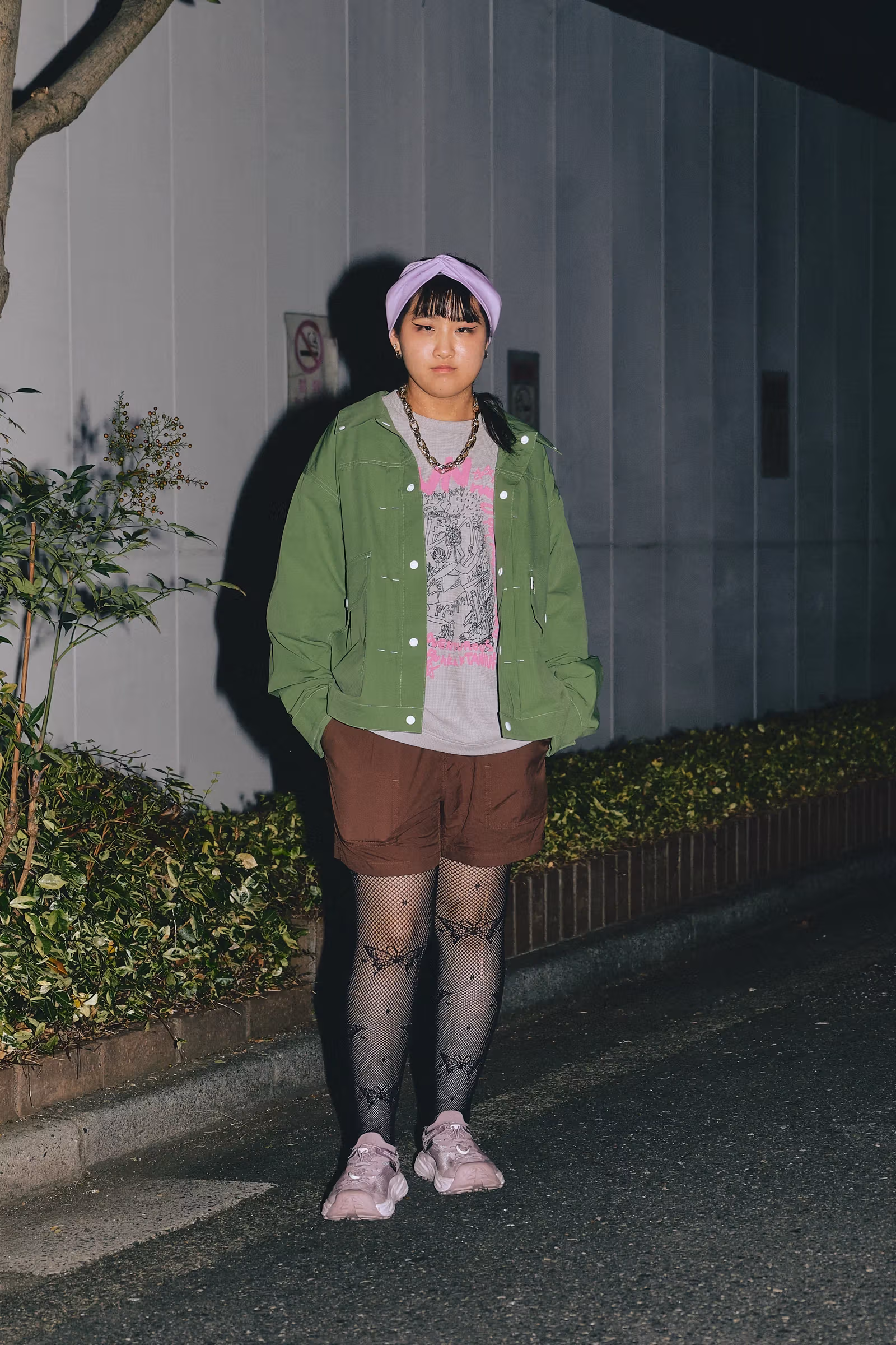 ジャケット、ショーツ、身体に沿うパンツの重ね方