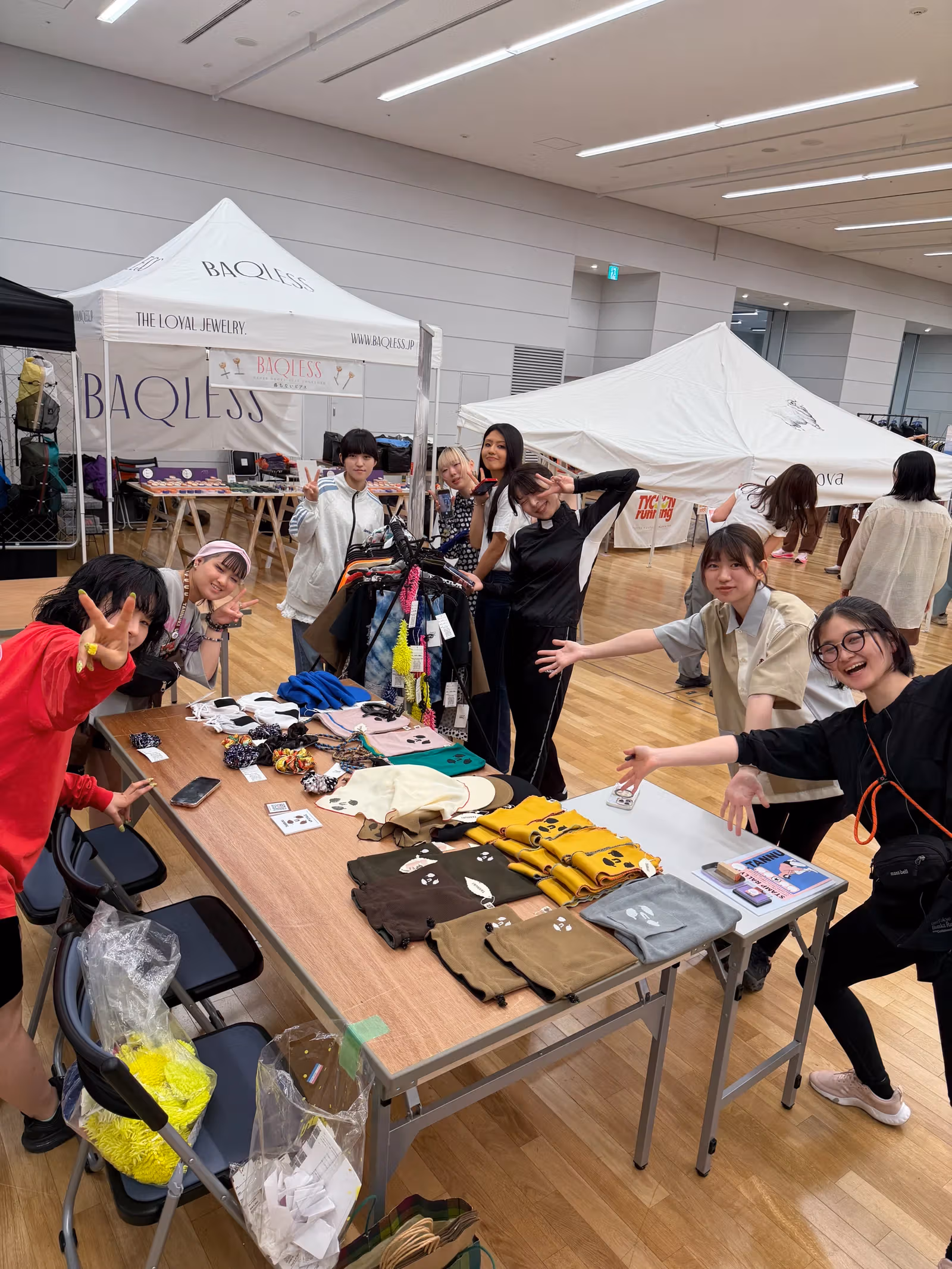 TANNUKIの春のイベントで自作ランウェアを展示販売する学生