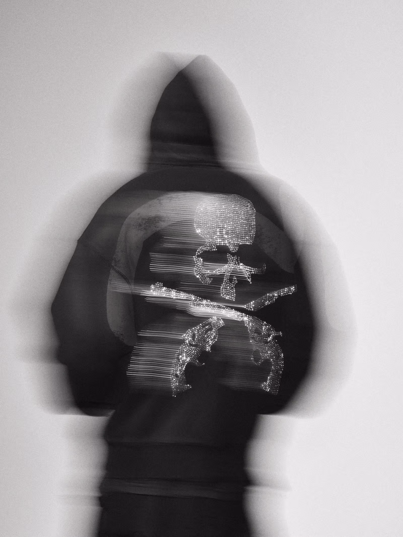 连帽上衣背部的Skullguns装饰
