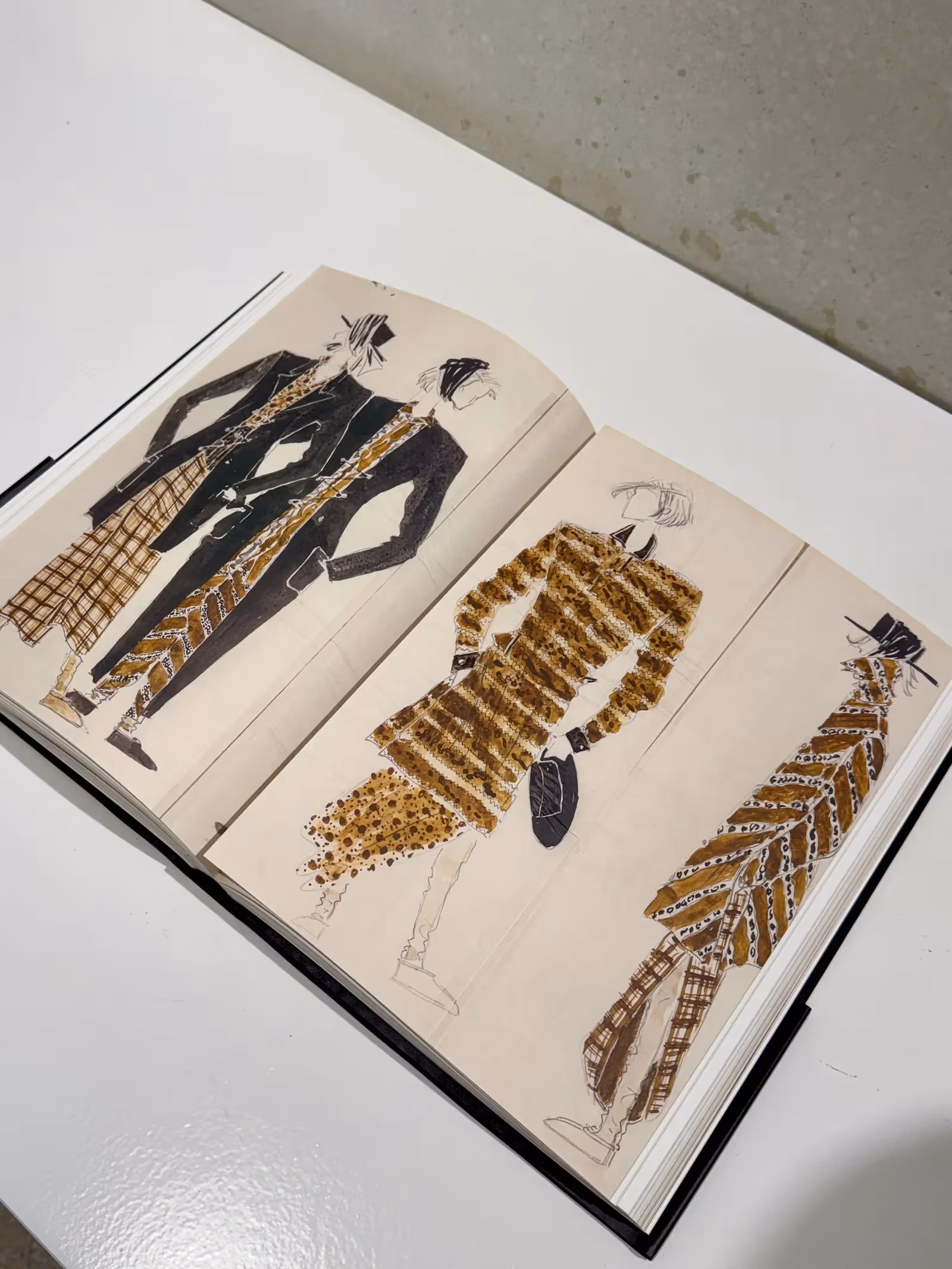 Yohji Yamamoto Drawings, 11월 6일 일본 발매: 옷 이전의 선을 읽다